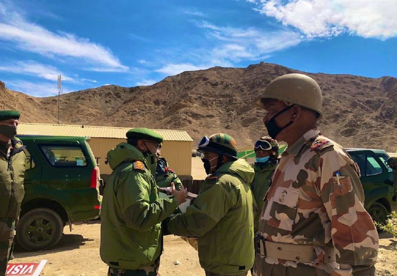 Trung tướng Harinder Singh, Tư lệnh Quân đoàn 14 Ấn Độ (thứ 2, trái sang) kiểm tra binh sĩ ở mặt trận (Ảnh: weibo/Đa Chiều).