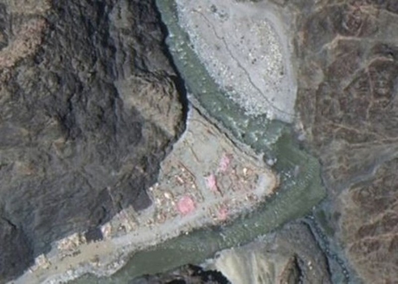 Hình ảnh vệ tinh cho thấy lính Trung Quốc xây dựng công sự, cơ sở trên đất phía Ấn Độ (Ảnh: Đông Phương).