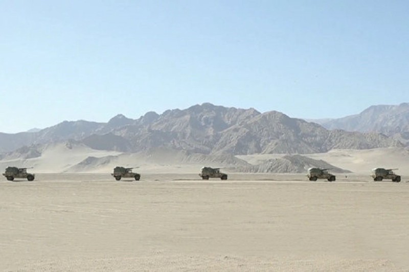 Đoàn xe thiết giáp của quân đội Trung Quốc hành quân ra biên giới (Ảnh: CCTV).