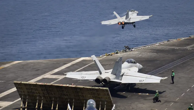 Máy bay diễn tập cất cánh trên USS Nimitz (Ảnh: US Navy). Máy bay diễn tập cất cánh trên USS Nimitz (Ảnh: US Navy).