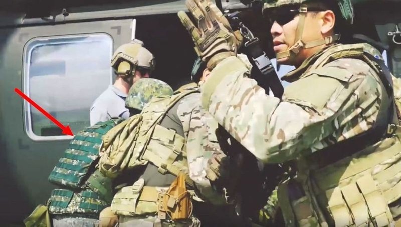 Lính Đài Loan (mũi tên chỉ) diễn tập chung với lính lực lượng đặc biệt Mỹ (Ảnh: Lianhe).