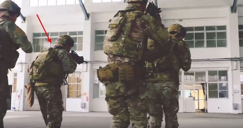 Các binh sĩ Mỹ và Đài Loan (mũi tên) diễn tập tác chiến trong thành phố (Ảnh: Lianhe).