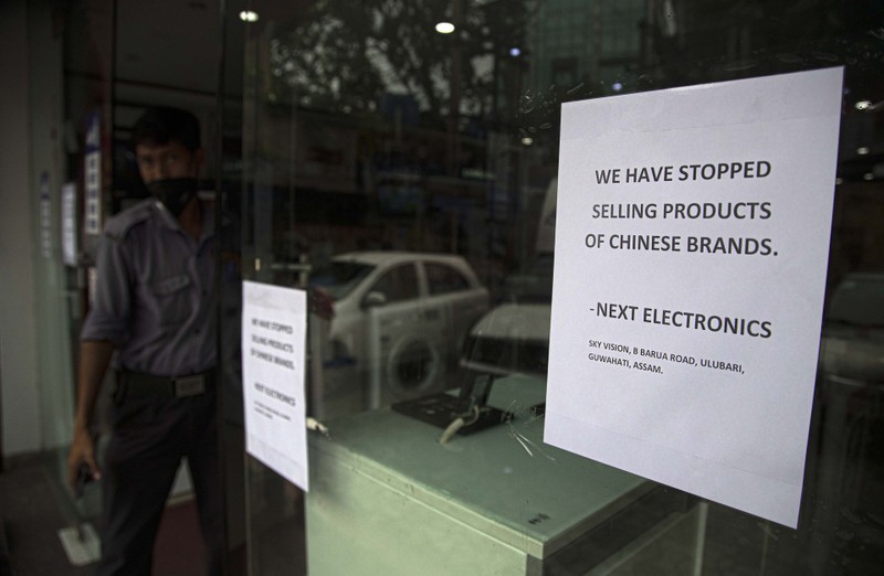 Một cửa hàng đồ điện ở Ấn Độ dán thông báo không bán các sản phẩm của Trung Quốc (Ảnh: AP).