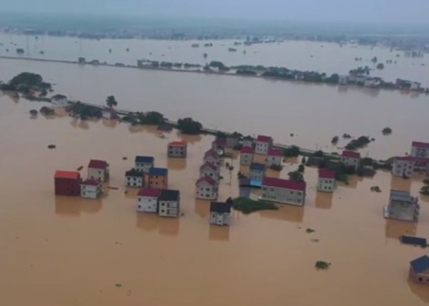 Huyện Phàn Dương, tỉnh Giang Tây ngày 11/7 chìm trong nước lũ (Ảnh: Đông Phương). Huyện Phàn Dương, tỉnh Giang Tây ngày 11/7 chìm trong nước lũ (Ảnh: Đông Phương).