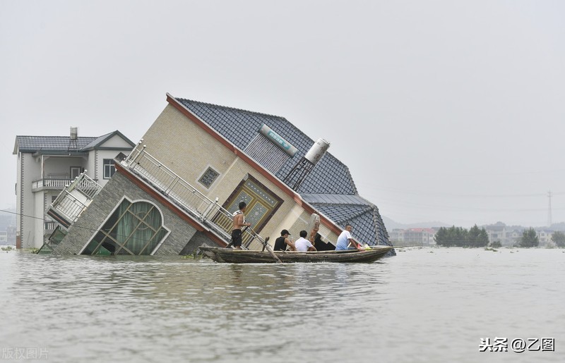 Hàng chục ngàn ngôi nhà bị đổ do mưa lũ (Ảnh: Toutiao). Hàng chục ngàn ngôi nhà bị đổ do mưa lũ (Ảnh: Toutiao).
