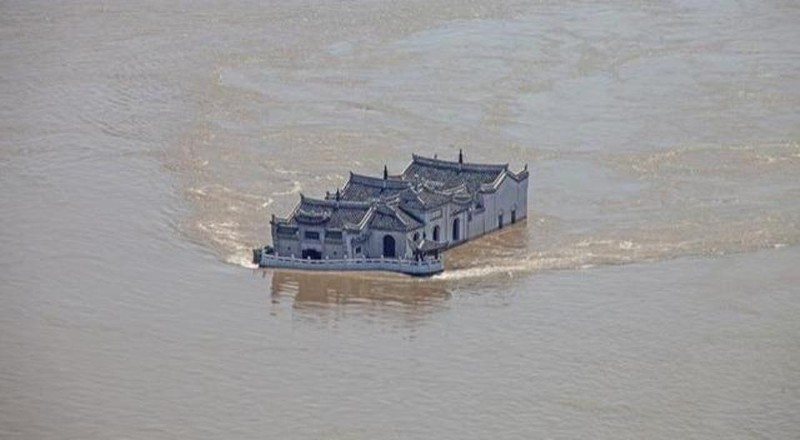 Ngôi chùa cổ 700 tuổi Quan Âm Các ở Ngạc Châu giữa dòng lũ lớn (Ảnh: Toutiao). Ngôi chùa cổ 700 tuổi Quan Âm Các ở Ngạc Châu giữa dòng lũ lớn (Ảnh: Toutiao).