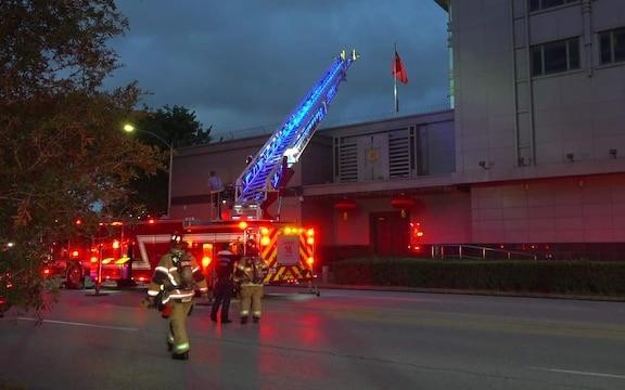 Cảnh sát cứu hỏa kéo đến Lãnh sự quán Trung Quốc ở Houston do có báo động cháy, nhưng phía Trung Quốc từ chối mở cửa cho vào (Ảnh: Apolo).