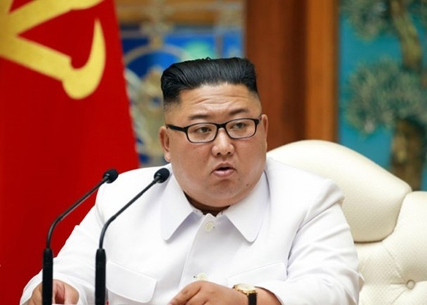 Ông Kim Jung-un chủ trì Hội nghị Bộ Chính trị quyết định phong tỏa và ban hành tình trạng khẩn cấp ở Kaesong (Ảnh: Đông Phương). Ông Kim Jung-un chủ trì Hội nghị Bộ Chính trị quyết định phong tỏa và ban hành tình trạng khẩn cấp ở Kaesong (Ảnh: Đông Phương).