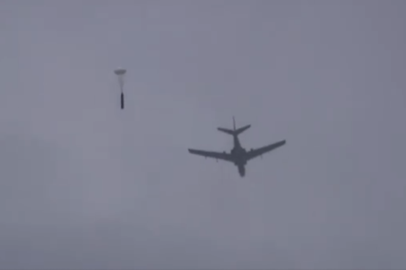 Các máy bay H-6 khi diễn tập đã thả loại vũ khí có mang dù gây nhiều phỏng đoán (Ảnh: Đa Chiều).