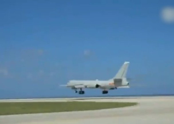 Hình ảnh về cú "chạm đất và rời đi" của máy bay ném bom H-6 tại Phú Lâm tháng 5/2018 (Ảnh: Đông Phương).