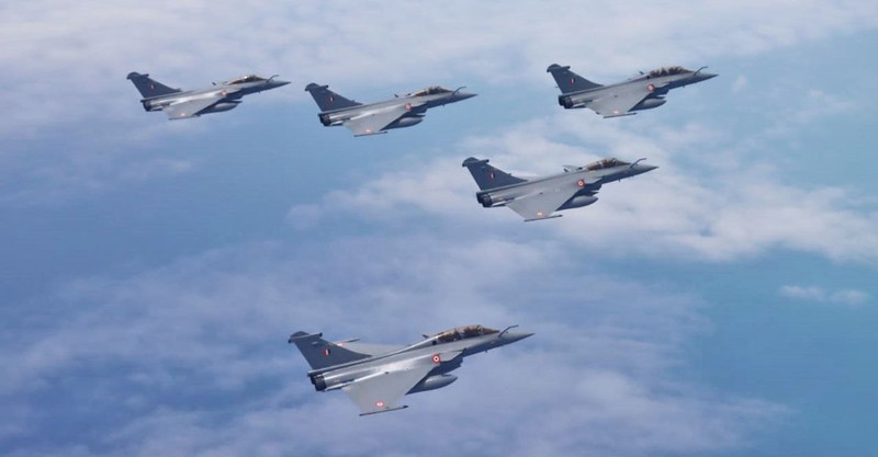 Để tăng cường khả năng quốc phòng, Ấn Độ mới đây đã mua thêm nhiều chiến đấu cơ Rafale hiện đại của Pháp (Ảnh: Indian Air Force).