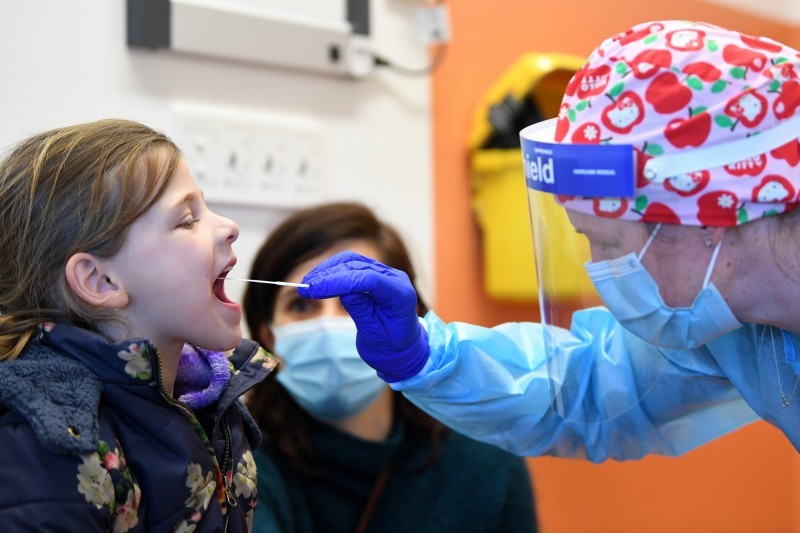 Phương pháp lấy mẫu niêm mạc họng và dịch mũi hiện đang phổ biến tới đây sẽ được thay thế bằng xét nghiệm nước bọt (Ảnh: Chinatimes). Phương pháp lấy mẫu niêm mạc họng và dịch mũi hiện đang phổ biến tới đây sẽ được thay thế bằng xét nghiệm nước bọt (Ảnh: Chinatimes).