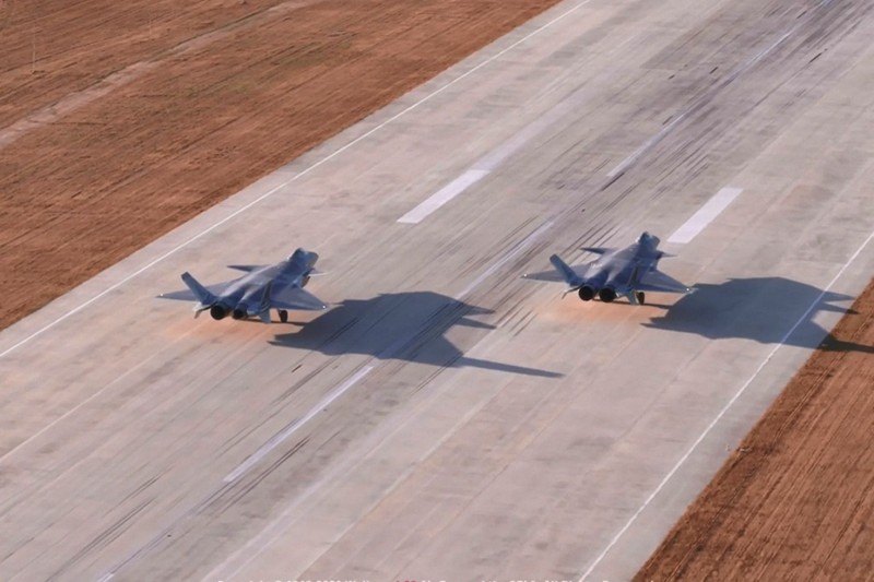 2 máy bay tiêm kích tàng hình J-20 được triển khai tới sân bay Hòa Điền, Tân Cương (Ảnh: Đa Chiều).