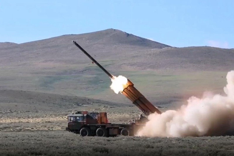 Giàn phóng đạn phản lực tầm xa PHL-03 diễn tập ở Tây Tạng (Ảnh: NDNB).