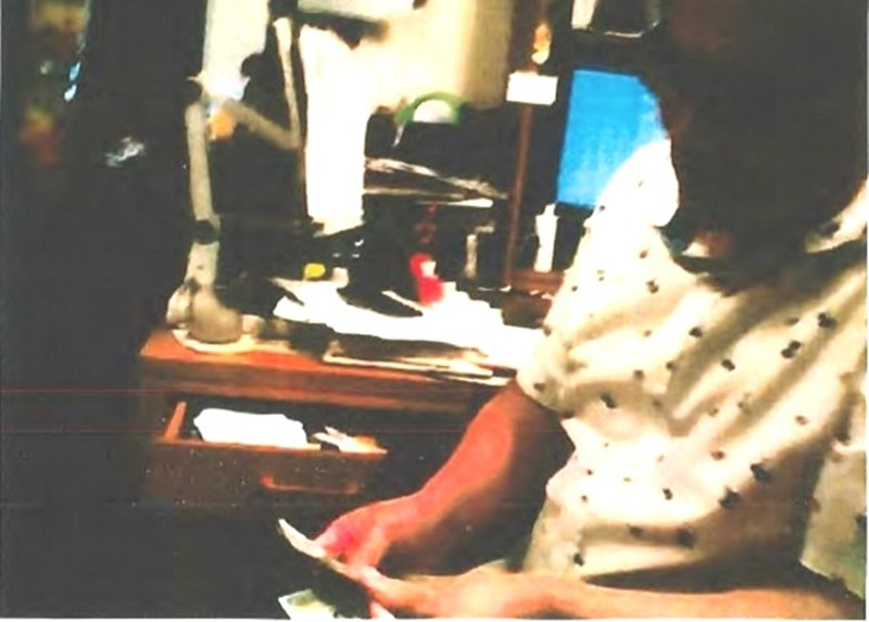 Mã Ngọc Thanh đếm tiền sau khi nhận 50 ngàn USD từ quan chức tình báo Trung Quốc (Ảnh: Đông Phương).