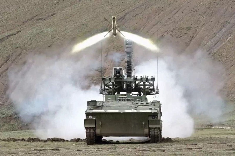 Tên lửa chống tăng Hongjian-10 được phóng trong cuộc diễn tập (Ảnh: NDNB).