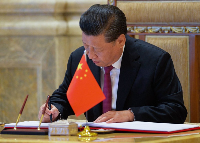 Ông Tập Cận Bình ký Sáng kiến “Vành đai, Con đường” năm 2013 (Ảnh: AP).