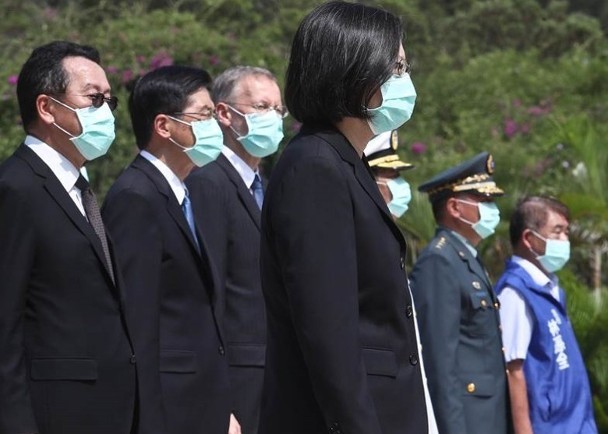 Bà Thái Anh Văn và ông William Brent Christensen, Giám đốc Viện Hoa Kỳ tại Đài Loan (AIT) cùng các quan chức cấp cao Đài Loan viếng những binh sĩ tử trận trong trận "Pháo chiến Kim Môn" (Ảnh: Đông Phương).