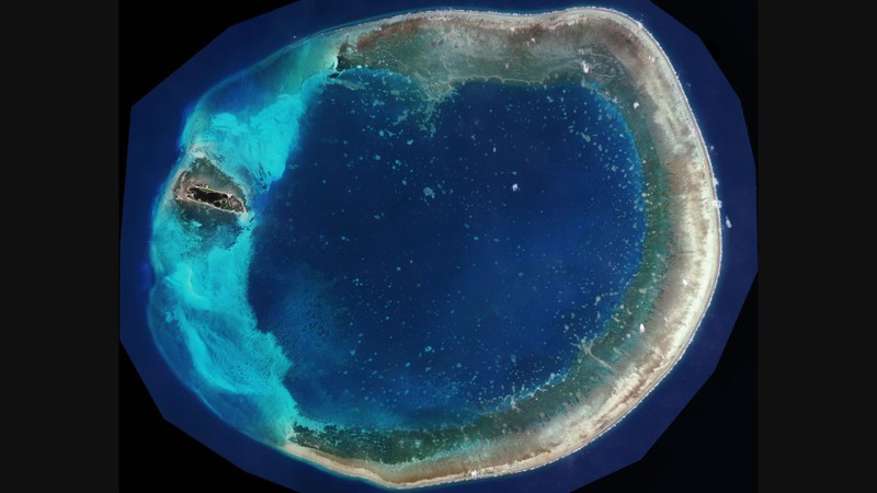 Quần đảo Đông Sa với đảo Đông Sa (trái) nhìn từ vệ tinh (Ảnh: njepr.com).