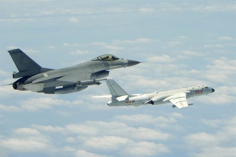F-16 của quân đội Đài Loan mang đạn thật lên giám sát máy bay H-6 của Trung Quốc đại lục khi bay qua đường trung tâm eo biển (Ảnh: chinatimes).