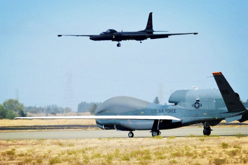 Máy bay trinh sát cao không U-2 và UAV RQ-4 Global Hawk của Mỹ được điều đến khu vực Đông Á để giám sát các hoạt động của Trung Quốc (Ảnh: Đa Chiều). Máy bay trinh sát cao không U-2 và UAV RQ-4 Global Hawk của Mỹ được điều đến khu vực Đông Á để giám sát các hoạt động của Trung Quốc (Ảnh: Đa Chiều).