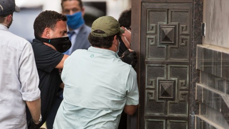 Hình ảnh tiêu biểu cho tình trạng tồi tệ trong quan hệ Mỹ - Trung hiện nay: các nhân viên liên bang Mỹ phá cửa sau xông vào bên trong Lãnh sự quán Trung Quốc ở Houston sau khi các nhân viên Trung Quốc rút đi (Ảnh: AP).
