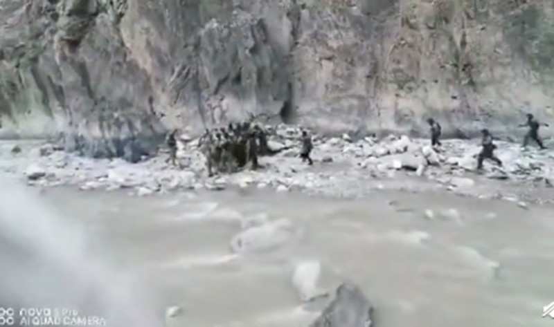 Hình ảnh lính hai bên lao vào nhau ẩu đả (Ảnh: Đa Chiều).