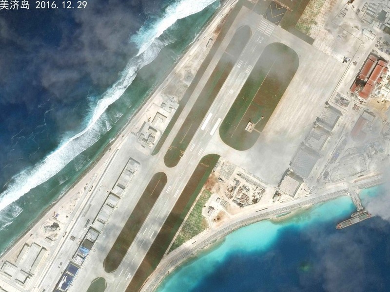 Ông Tiêu Công Tần cho rằng Mỹ có khả năng sẽ ra tối hậu thư buộc Trung Quốc rút khỏi và ném bom phá hủy các cơ sở, thiết bị quân sự trên các đảo nhân tạo xây dựng trái phép trên Biển Đông (Ảnh: weibo).