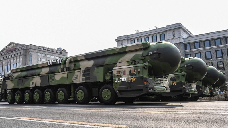Tên lửa liên lục địa DF-41 của Trung Quốc. Theo ông Tiêu Công Tần, Trung Quốc có 600 đầu đạn hạt nhân, nhưng Mỹ có nhiều gấp 10 lần (Ảnh: Tân Hoa xã). Tên lửa liên lục địa DF-41 của Trung Quốc. Theo ông Tiêu Công Tần, Trung Quốc có 600 đầu đạn hạt nhân, nhưng Mỹ có nhiều gấp 10 lần (Ảnh: Tân Hoa xã).