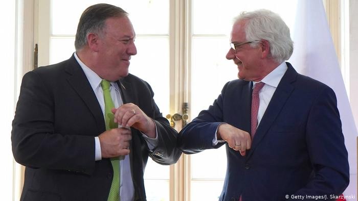 Ngoại trưởng Mỹ Mike Pompeo được cho là có "Hành trình chống Trung Quốc" tới nhiều nước châu Âu. Trong ảnh, ông Mike Pompeo với người đồng nghiệp Ba Lan (Ảnh: Deutsche Welle).