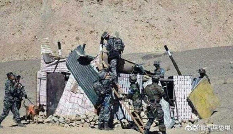 Ông Tiêu Công Tần cho rằng Mỹ có thể sử dụng Ấn Độ để tiến hành cuộc "chiến tranh ủy nhiệm" chống Trung Quốc. Ảnh: quân đội Trung Quốc phá dỡ vị trí tiền tiêu của quân đội Ấn Độ mà họ cho là xây dựng trên đất Trung Quốc (Ảnh: Đa Chiều). Ông Tiêu Công Tần cho rằng Mỹ có thể sử dụng Ấn Độ để tiến hành cuộc "chiến tranh ủy nhiệm" chống Trung Quốc. Ảnh: quân đội Trung Quốc phá dỡ vị trí tiền tiêu của quân đội Ấn Độ mà họ cho là xây dựng trên đất Trung Quốc (Ảnh: Đa Chiều).