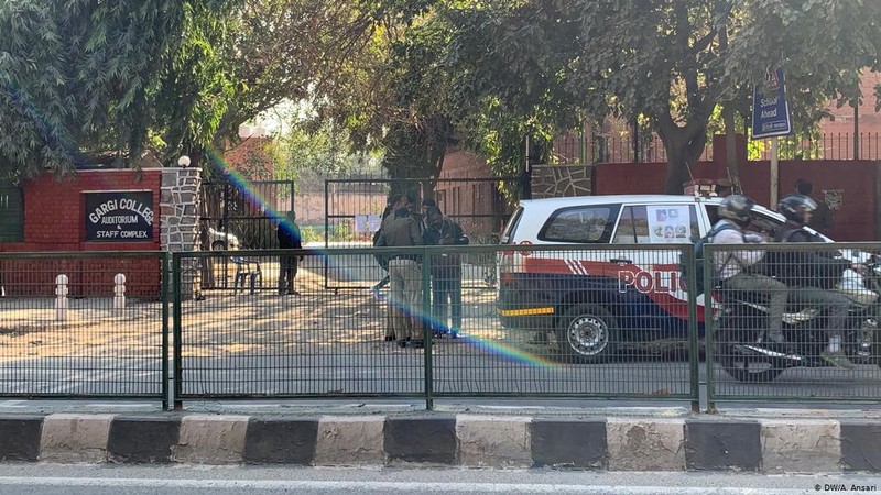 Cảnh sát khám xét nơi ở của Sharma (Ảnh: Deutsche Welle).