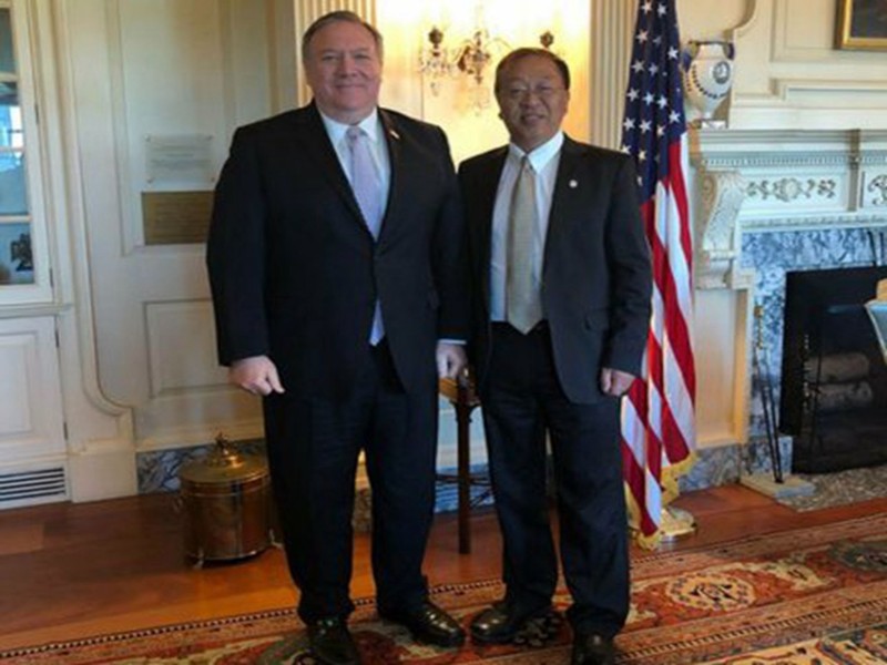 Học giả Dư Mậu Xuân và Ngoại trưởng Mỹ Mike Pompeo (Ảnh: Đa Chiều).