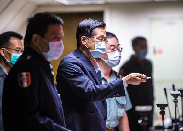 Ông Nghiêm Đức Phát (giữa), người đứng đầu cơ quan Quốc phòng Đài Loan chỉ đạo diễn tập tại Sở chỉ huy Hoành Sơn (Ảnh: Đông Phương).