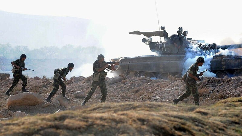 Xe tăng và bộ binh Azerbaijan tiến công (Ảnh: Sohu).