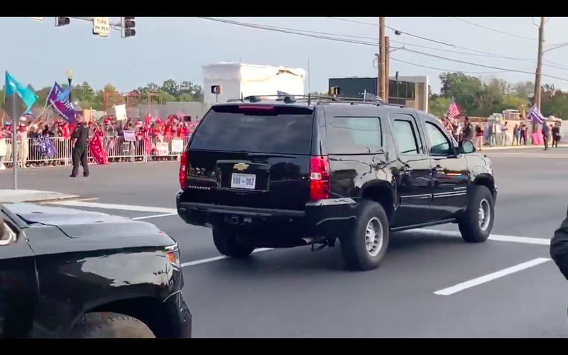 Xe chở ông Trump ra chào những người biểu tình ủng hộ ở cổng bệnh viện (Ảnh: Twitter). Xe chở ông Trump ra chào những người biểu tình ủng hộ ở cổng bệnh viện (Ảnh: Twitter).