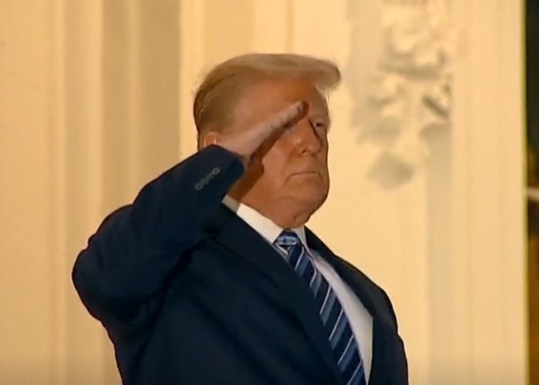 Ông Trump chào tạm biệt những nhân viên công tác trên chiếc trực thăng trước khi vào Nhà Trắng (Ảnh: Đông Phương). Ông Trump chào tạm biệt những nhân viên công tác trên chiếc trực thăng trước khi vào Nhà Trắng (Ảnh: Đông Phương).