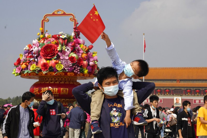 Người dân Trung Quốc tại Qiangr trường Thiên An Môn hôm 1/10 (Ảnh: AP). Người dân Trung Quốc tại Qiangr trường Thiên An Môn hôm 1/10 (Ảnh: AP).