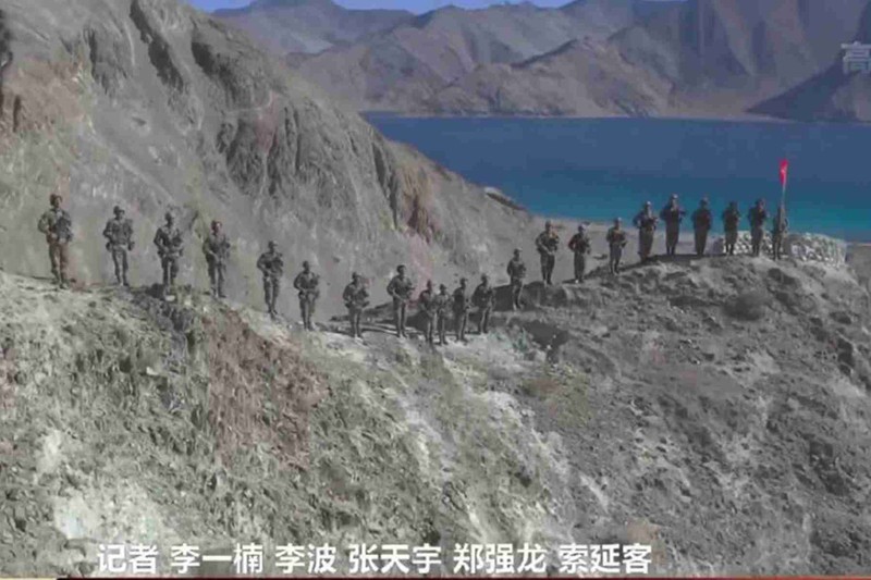 Lính Trung Quốc trên một điểm cao ở ven hồ Pangong (Ảnh: CCTV).