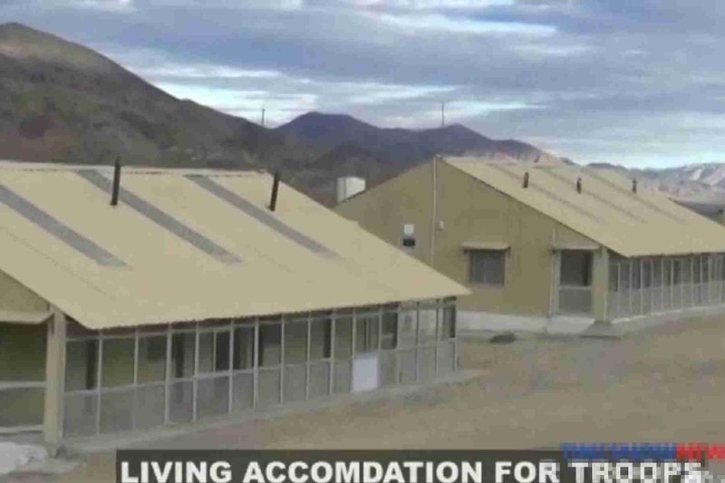 Nhà lắp ghép dã chiến của binh sĩ quân đội Ấn Độ ở khu vực biên giới (Ảnh: Weibo)