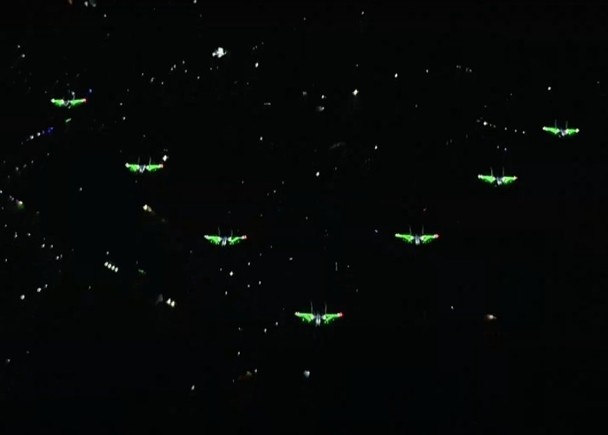 Các máy bay gắn đèn LED bay qua quảng trường (Ảnh Dongfang). Các máy bay gắn đèn LED bay qua quảng trường (Ảnh Dongfang).