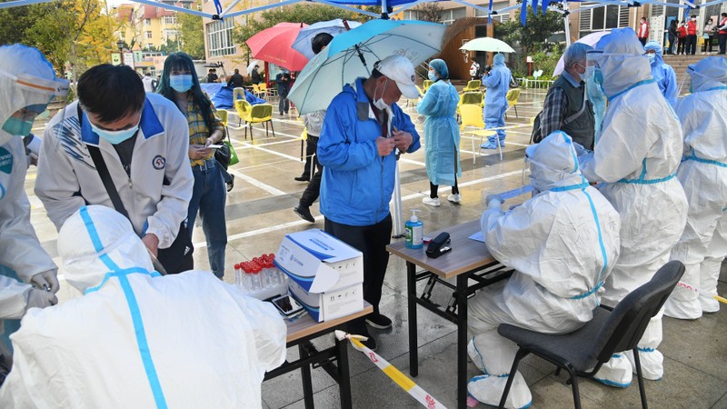 Thành phố Thanh Đảo tiến hành tổng xét nghiệm SARS-CoV-2 cho công dân toàn thành phố (Ảnh: Hk01). Thành phố Thanh Đảo tiến hành tổng xét nghiệm SARS-CoV-2 cho công dân toàn thành phố (Ảnh: Hk01).
