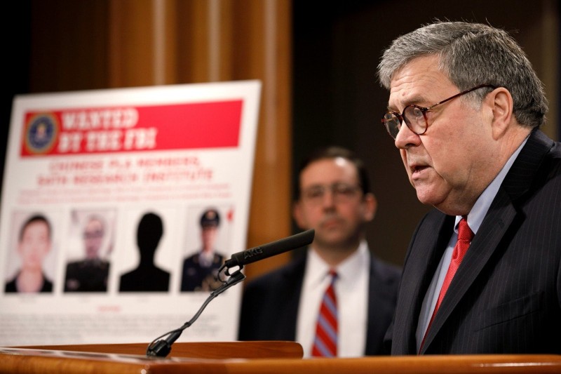 Bộ trưởng Tư pháp Mỹ William Barr họp báo về việc truy tố các hacker PLA (Ảnh: AP).