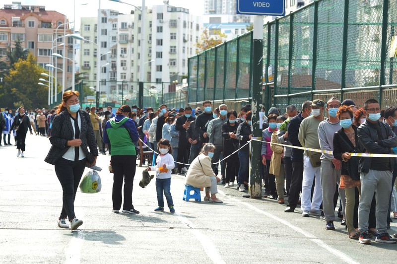 Dịch COVID-19 tái phát trong cộng đồng ở Thanh Đảo, Sơn Đông, Trung Quốc, Trong ảnh: ngày 12/10 dân chúng thành phố xếp hàng xét nghiệm SARS-CoV-2 (Ảnh: Dwnews).