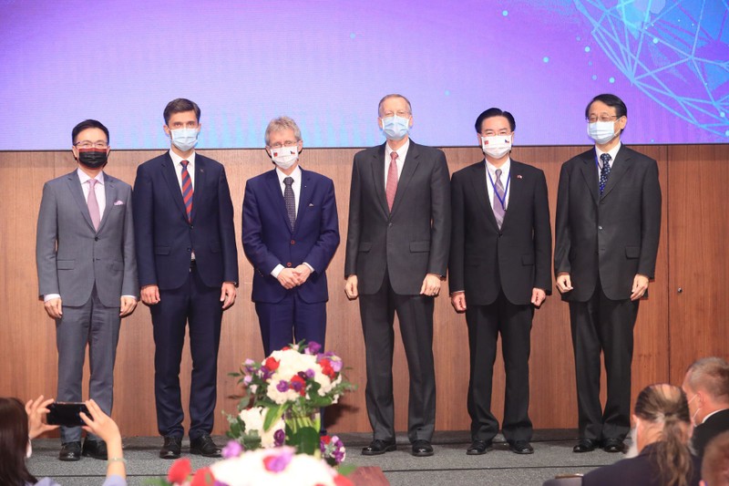 AIT gần đây đã có các hoạt động phối hợp với các cơ quan chính quyền Đài Loan như một đại sứ quán (Ảnh: Dwnews).