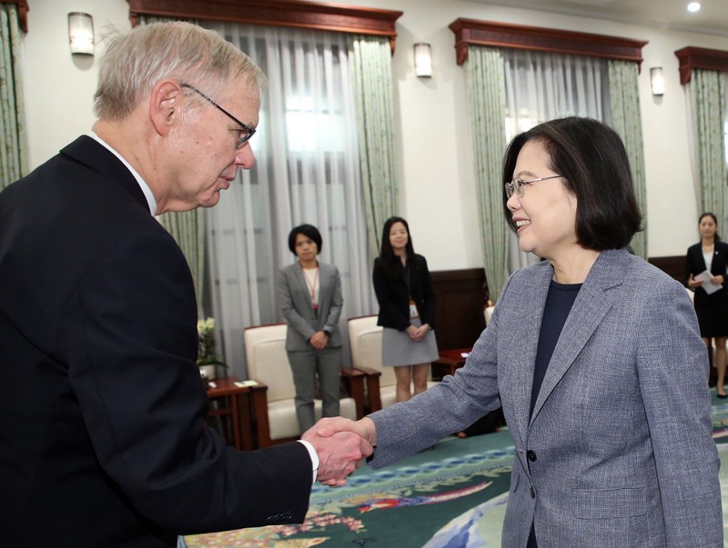 Quan hệ Mỹ - Đài Loan trong thời gian qua ngày càng gắn bó, Ảnh: bà Thái Anh Văn và Giám đốc Hiệp hội Mỹ tại Đài Loan (AIT). (Ảnh: CNA). Quan hệ Mỹ - Đài Loan trong thời gian qua ngày càng gắn bó, Ảnh: bà Thái Anh Văn và Giám đốc Hiệp hội Mỹ tại Đài Loan (AIT). (Ảnh: CNA).