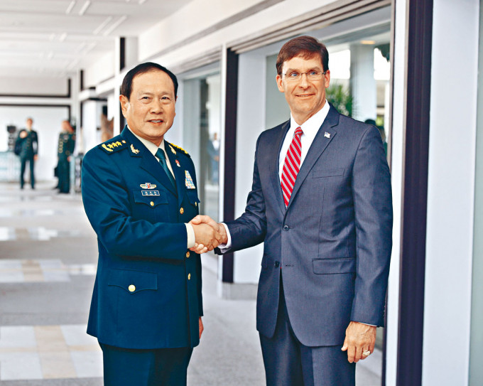 Dự thảo Luật Quốc phòng sửa đổi của Trung Quốc bổ sung thêm các nội dung mới về đối ngoại quốc phòng. Ảnh: ông Ngụy Phượng Hòa và Bộ trưởng Quốc phòng Mỹ Mark Esper (Ảnh: udn).