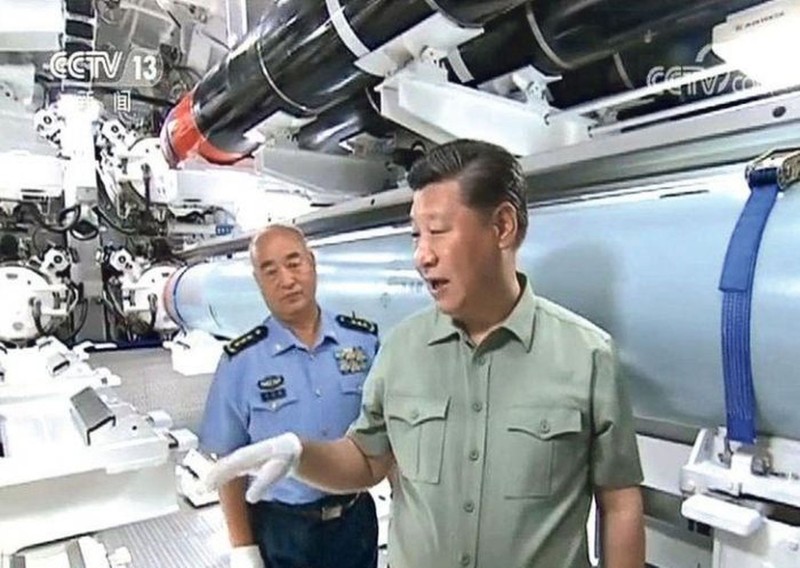 Ông Tập Cận Bình thị sát tàu ngầm của hải quân Trung Quốc (Ảnh: CCTV).