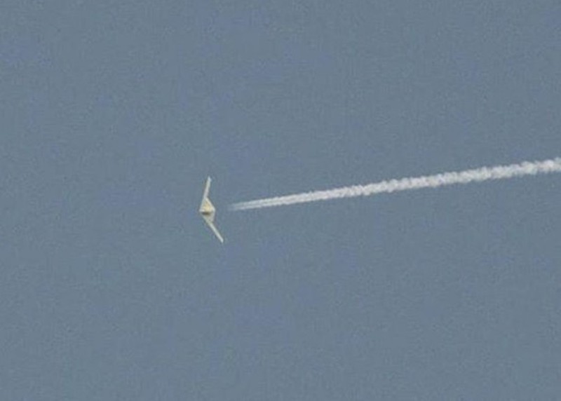 Hình ảnh được cho là chiếc UAV RQ-180 bị một người chụp được đưa lên mạng xã hội và tạp chí Aviation Weekly đăng lại (Ảnh: Dongfang).