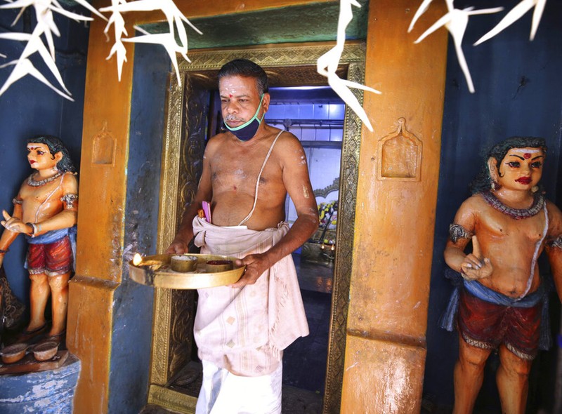 Những người dân làng quê ngoại bà Kamala Harris hành lễ cầu nguyện cho bà (Ảnh: AP).